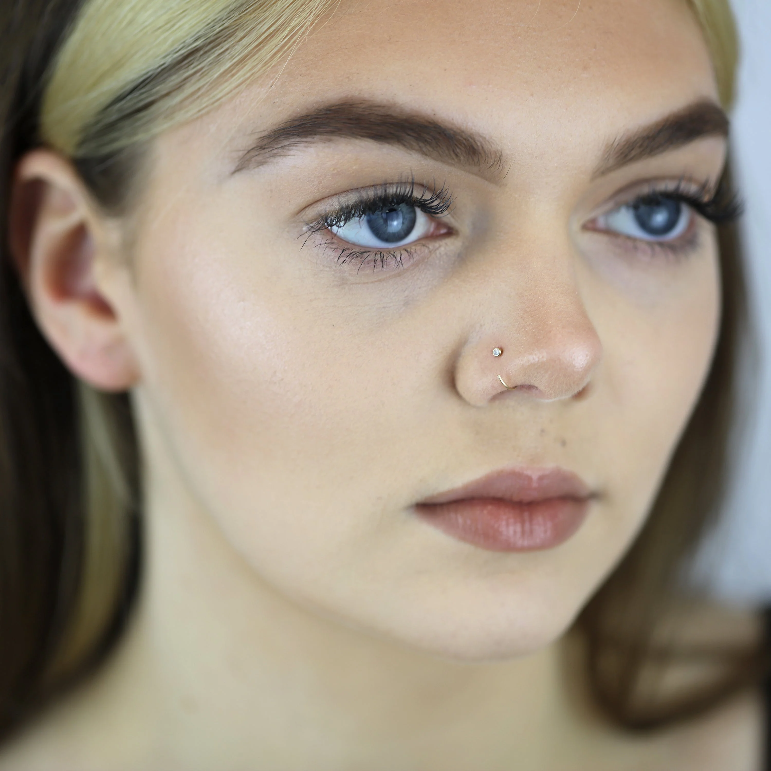 9ct Gold & 2mm Rubover CZ Crystal Open Nose Hoop Ring - Image 2