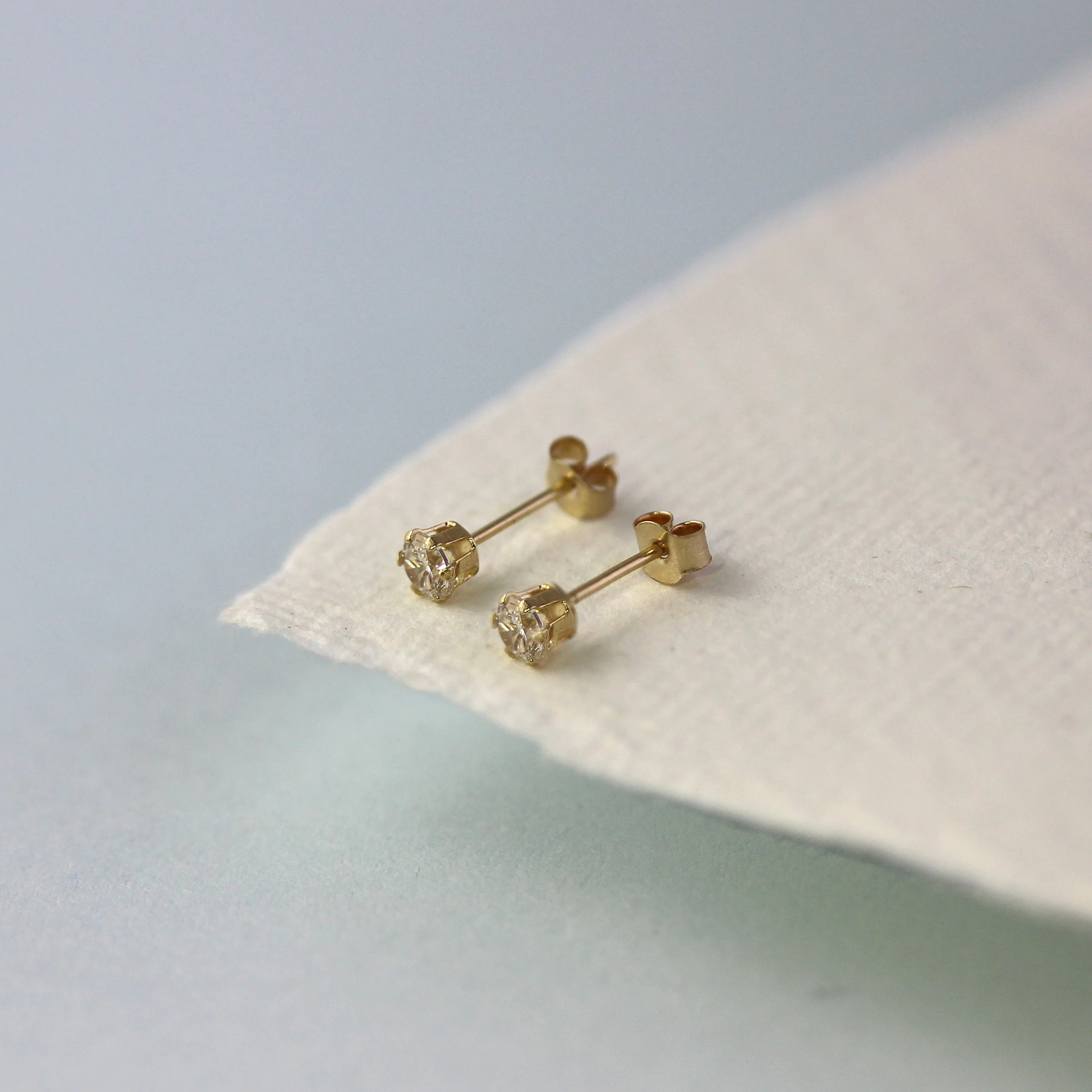 9ct Gold Crystal 3mm Round Stud Earrings - Image 3