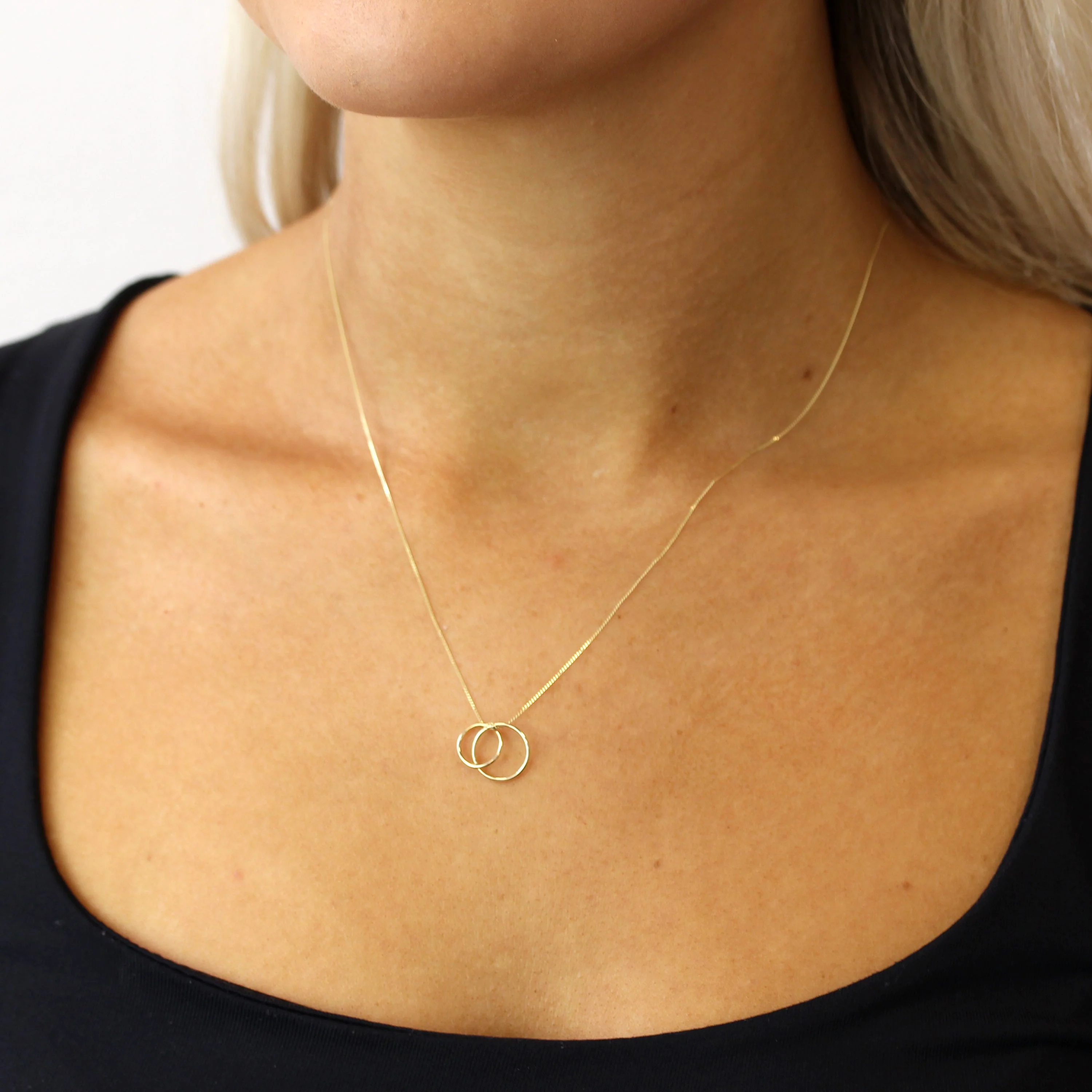 9ct Gold Interlocking Hoops Pendant Necklace 16 - 20 Inches - Image 3