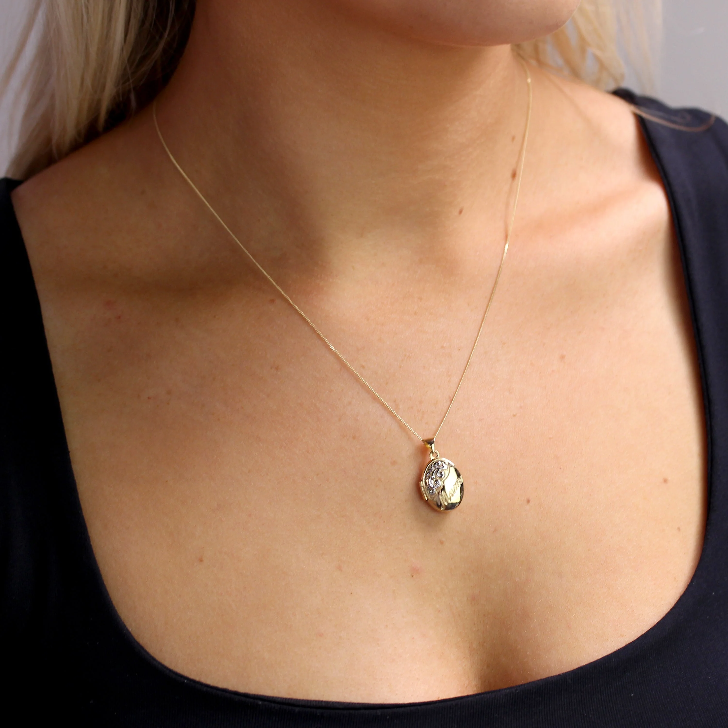 9ct Gold Oval Mum Locket with White Gold Design on Chain 16 - 18 Inches - Image 3