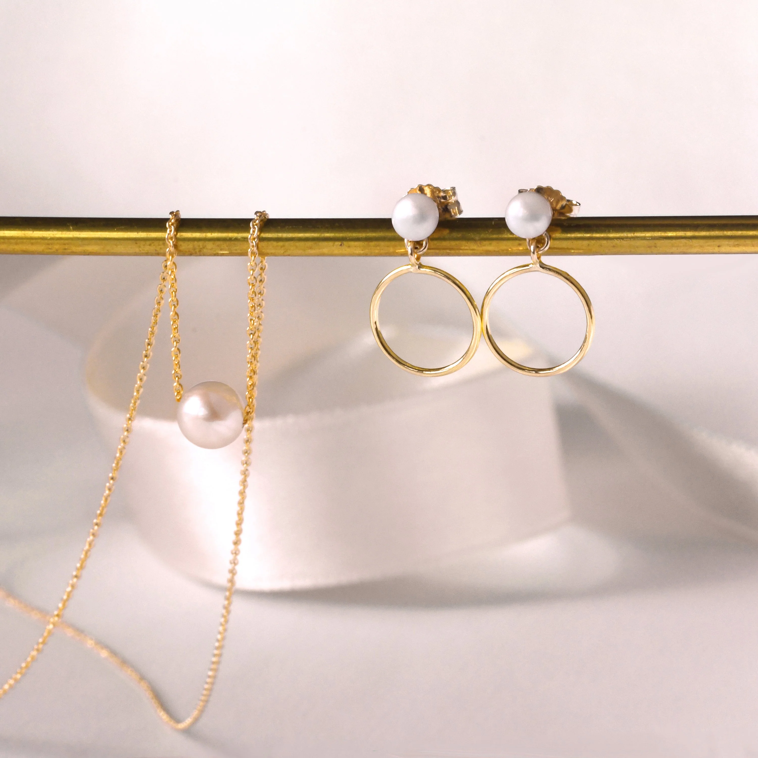 9ct Gold Small Freshwater Pearl Stud Drop Circle Earrings - Image 3