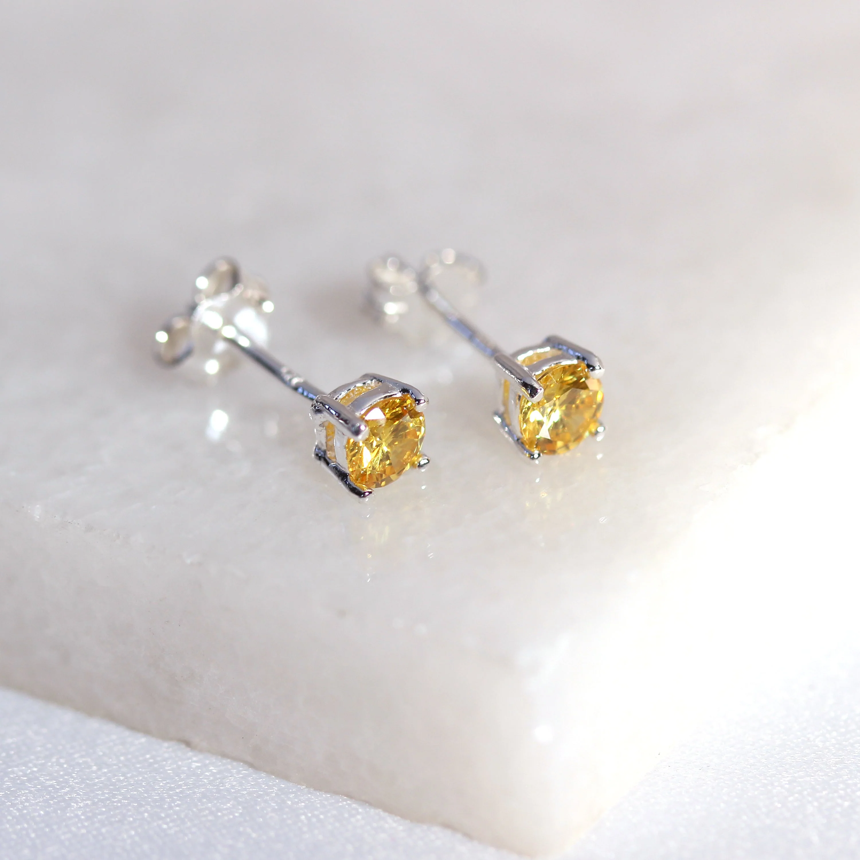 Sterling Silver Citrine CZ Birthstone Claw 4mm Stud Earrings - Image 3