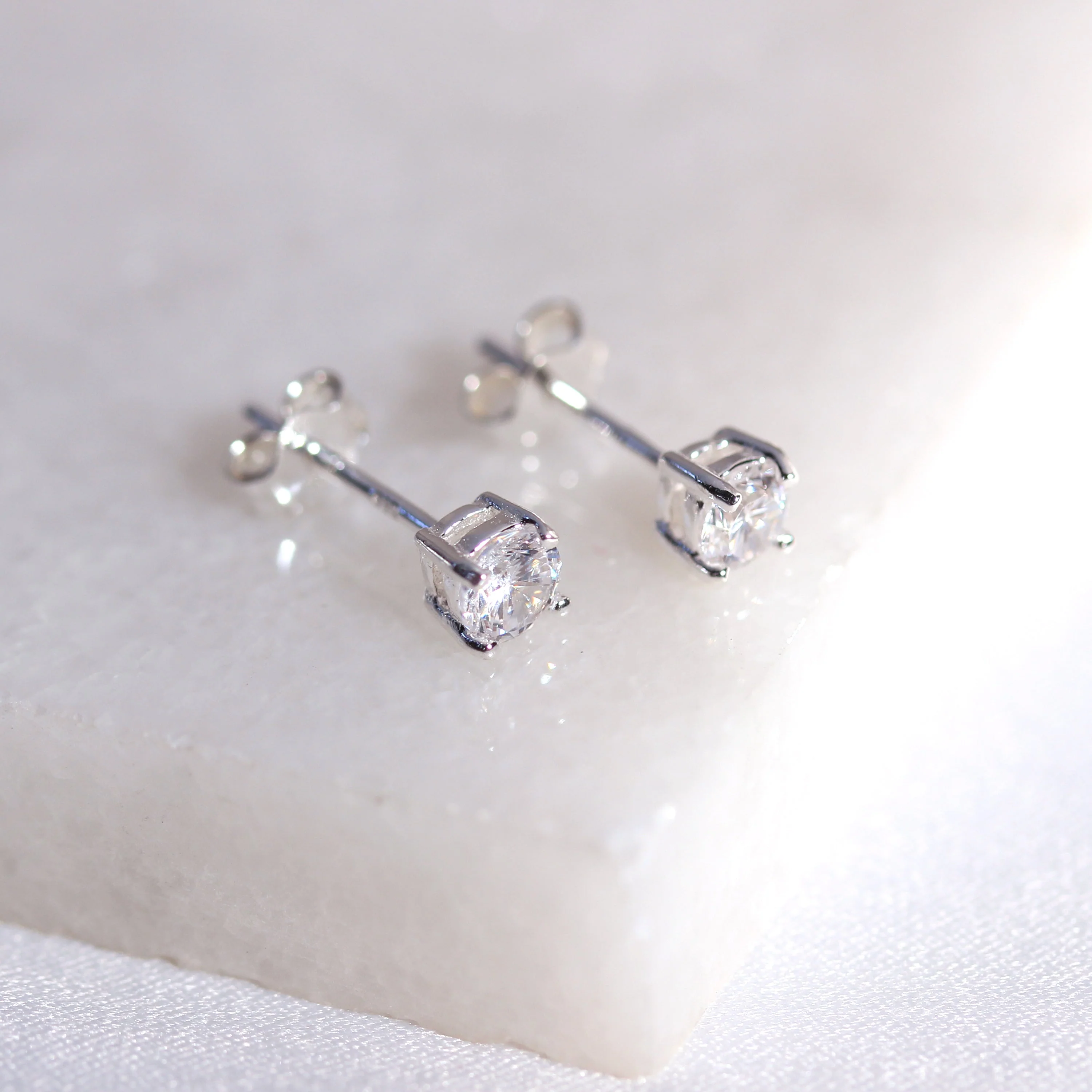Sterling Silver CZ April Birthstone Claw 4mm Stud Earrings - Image 3