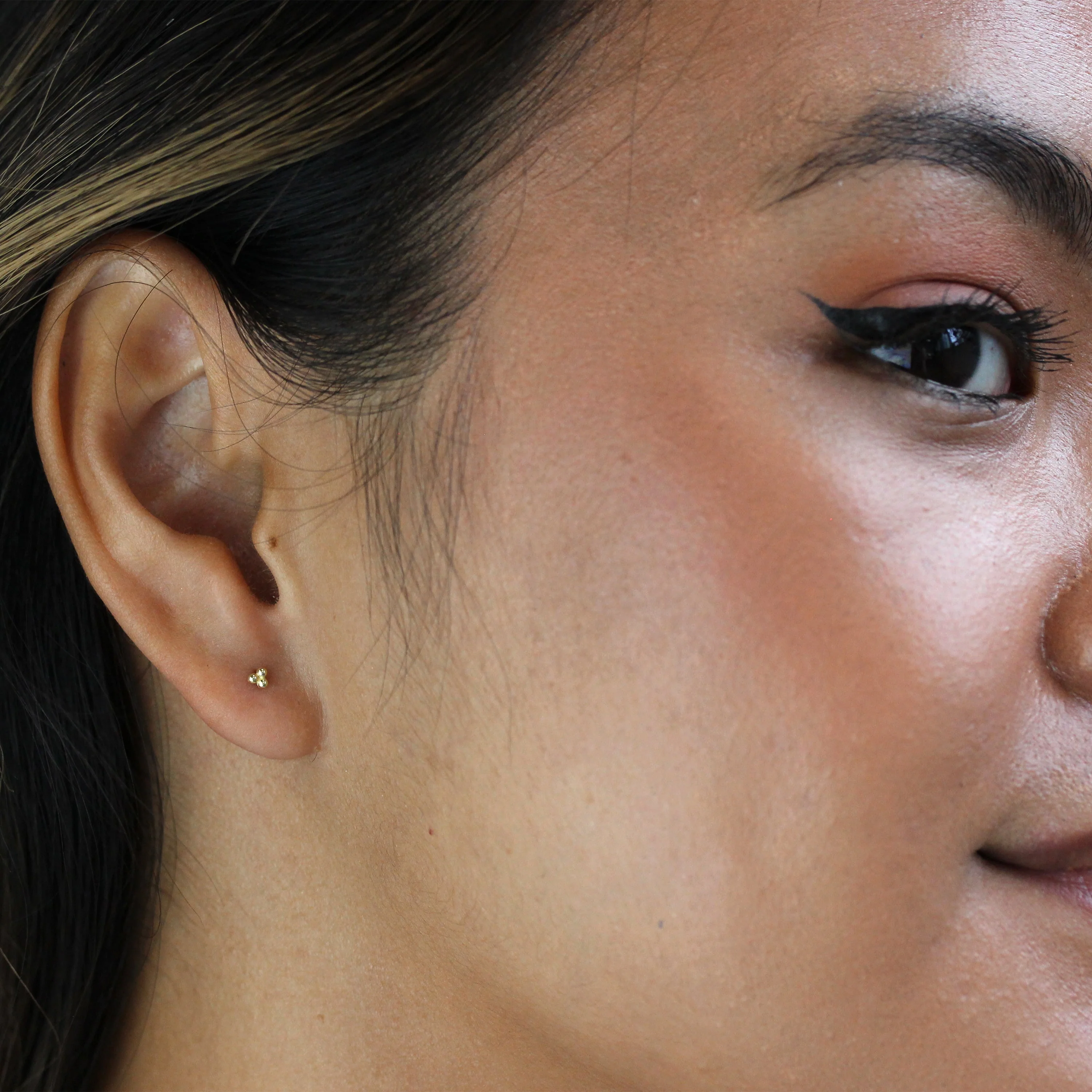 Tiny 9ct Gold Three Circles Stud Earrings - Image 2